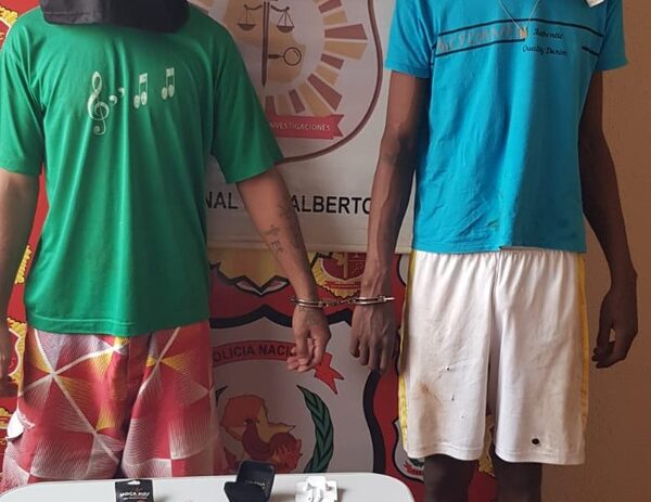 Detienen a dupla de delincuentes que intentaba comercializar objetos robados