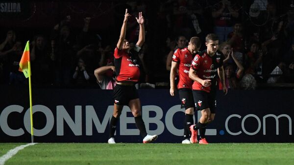 Colón vence a Peñarol en el último minuto y es líder del grupo