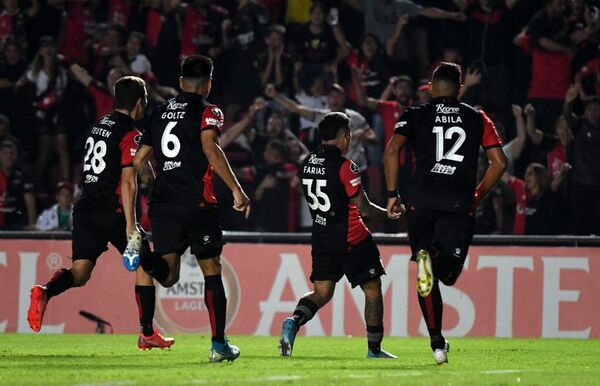 Colón vence a Peñarol en el último minuto gracias a Facundo Farías - Fútbol Internacional - ABC Color