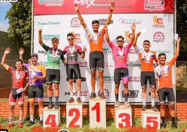González y Galeano son ganadores de competencia ciclística de ruta