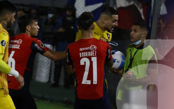 Crónica / [VIDEO] Jean encaró a pasapelotas porque se perdió su rosario