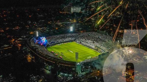 Crónica / Pese al soguetimos y la lluvia, la hinchada de Olimpia armó una gran fiesta