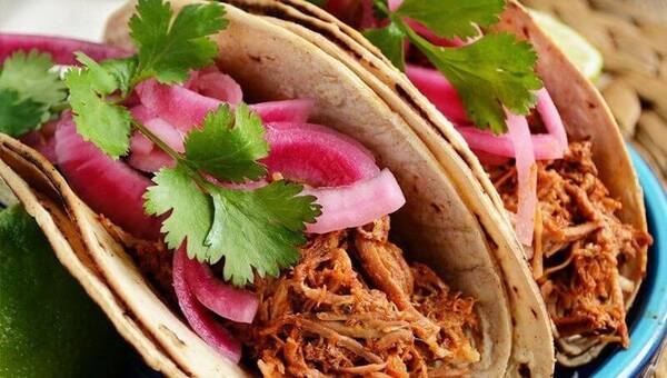 Taco Dealer: comida callejera real y deliciosa (se come con la mano, sin protocolo)