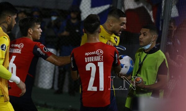 ¡Bolonki total! Jean Fernandes se le fue encima a un pasapelotas quien supuestamente tiró su rosario