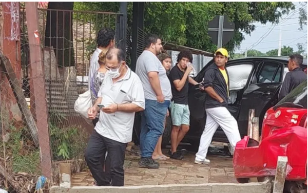 (VIDEO) Pelotero liberteño chocó contra otro rodado y fue a parar por un portón ajeno