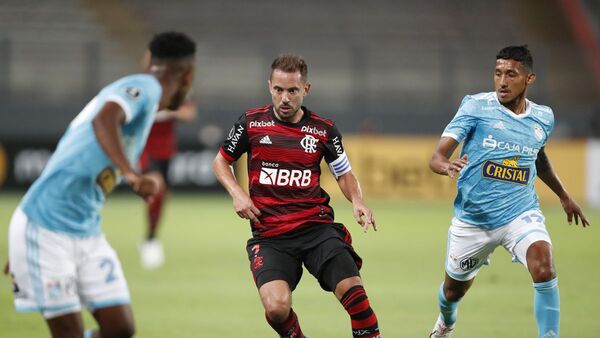 Flamengo saca los tres puntos de Lima e inicia fuerte en la Copa