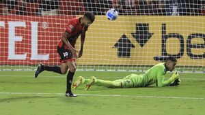 Atlético Goianiense golea a Liga de Quito