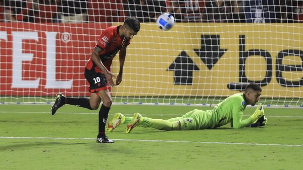Atlético Goianiense golea a Liga de Quito