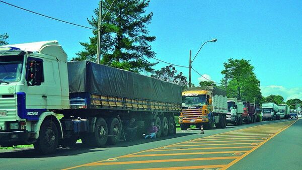 Camioneros rechazan nueva ley que subsidia combustibles y anuncian movilizaciones