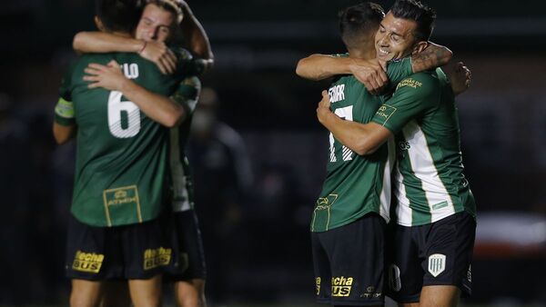 Banfield vence al Santos con un golazo de Urzi