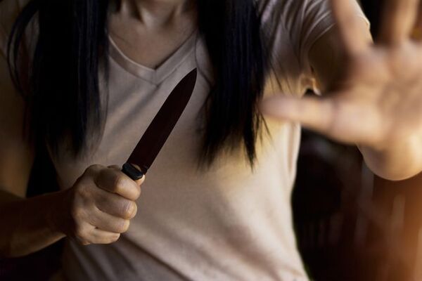 Diario HOY | Mujer estaba tomando con su esposo, discutieron y lo apuñaló