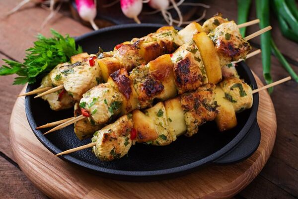 Animate a probar estas exquisitas brochetas de pollo y manzana - Gastronomía - ABC Color
