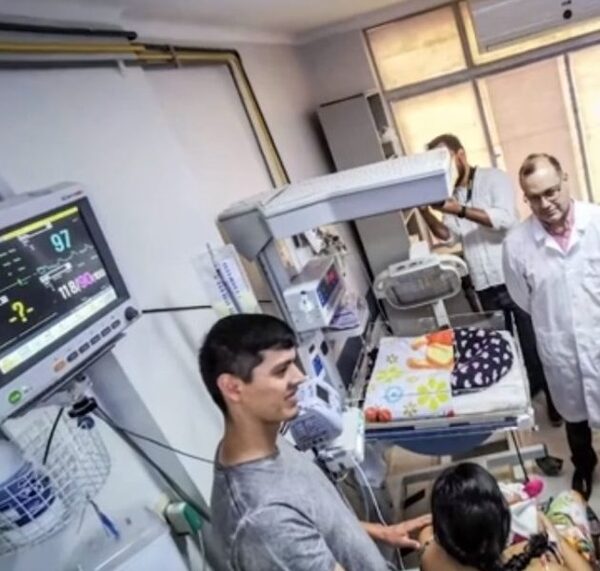 Niña sometida a cirugía intrauterina para corrección de espina bífida fetal, evoluciona favorablemente