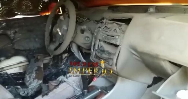 Incendian vehículo en una vivienda en barrio Obrero - Radio Imperio