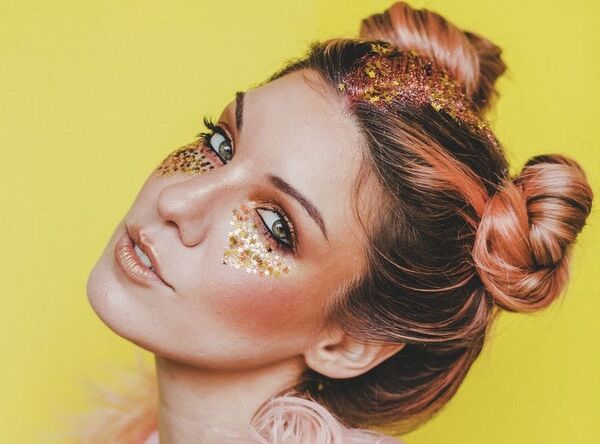 Maquillaje con brillitos: una tendencia que arrasa sin límite de edad