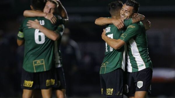 Banfield vence al Santos con un golazo de Urzi