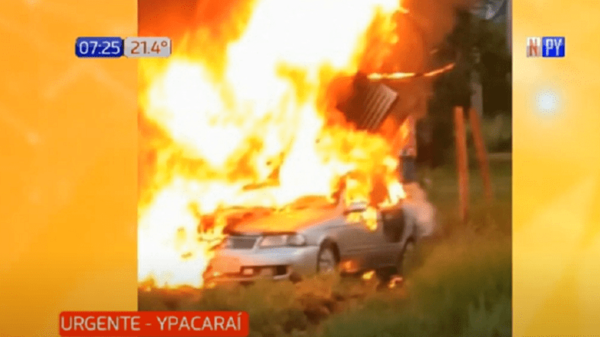 Automóvil arde tras chocar contra columna con transformador | Noticias Paraguay