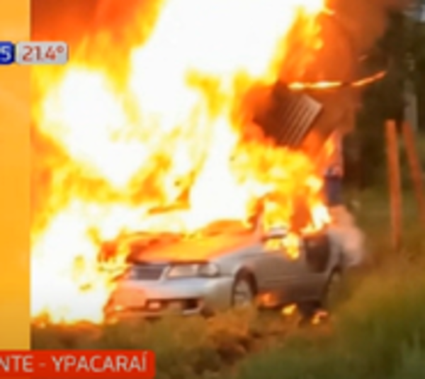 Incendio de vehículo tras choque - Paraguay.com