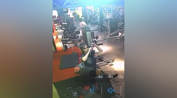 Chica ‘fit’ roba celular dentro de un gimnasio