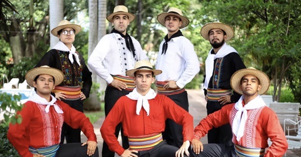 Elenco de baile paraguayo hacen su arte en las calles para lograr ir a México