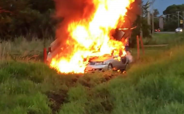 Auto se incendia tras chocar contra transformador - Noticiero Paraguay