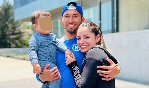 Crónica / ¡Ndaipori tesapo'e! Con esta foto pelotero mostró que está bien con su doña