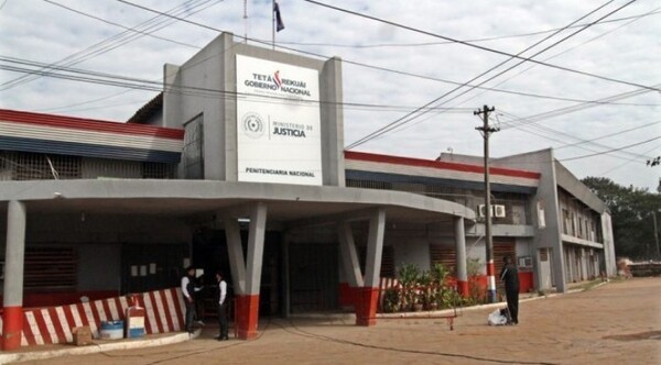 Funcionarios penitenciarios se movilizan contra el recorte del subsidio familiar frente a la penitenciaría de Tacumbú 