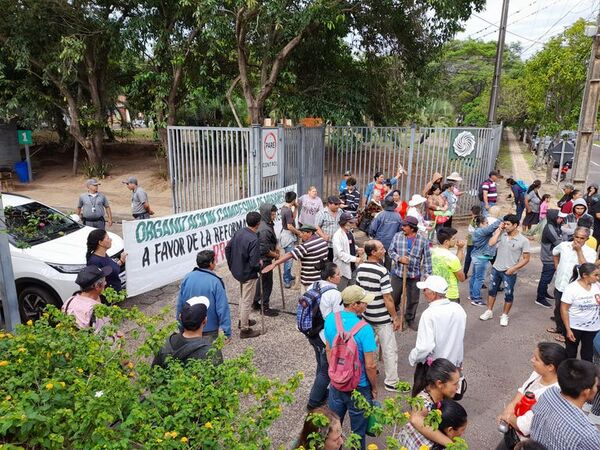 Labriegos se manifiestan frente a la EBY en Ayolas - Nacionales - ABC Color