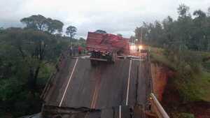 Denuncian que el MOPC dejó a la deriva el puente colapsado en Tacuatí - PDS RADIO