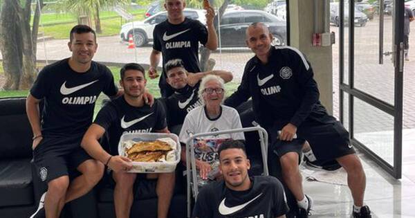 La Nación / De las Nieves, la abuela de todos los olimpistas, llevó chipa a los jugadores