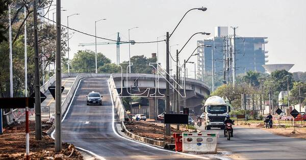 La Nación / Lento ingreso a Asunción tras clausura de media calzada del viaducto del Botánico