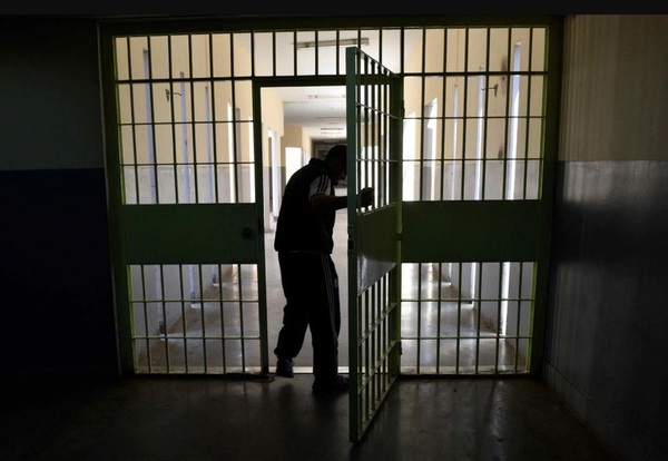 Si no les reasignan pago por bono alimentario, agentes penitenciarios irán a huelga