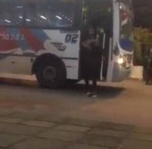 Crónica / [VIDEO] Estudiantes ñembo kachiãi comprometen gravemente a chores de micros