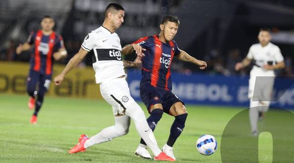 Crónica / Zárate, figura franjeada, "relajado" por su novia tras su partidazo
