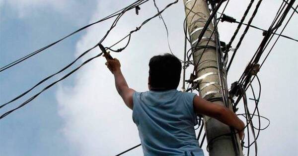 La Nación / Hombre muere por electrocución tras conexión clandestina en un asentamiento de Concepción
