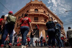 Diario HOY | Funcionarios públicos anuncian movilización para exigir el 15% de reajuste salarial