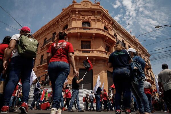 Diario HOY | Funcionarios públicos anuncian movilización para exigir el 15% de reajuste salarial