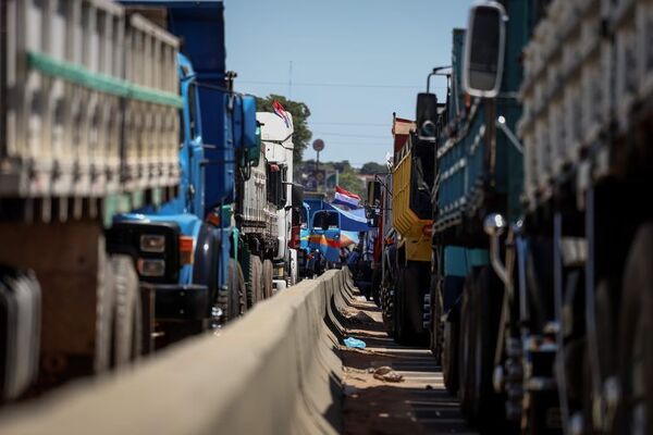 Camioneros amenazan con movilizaciones el viernes contra nueva ley que subsidia combustibles - Nacionales - ABC Color