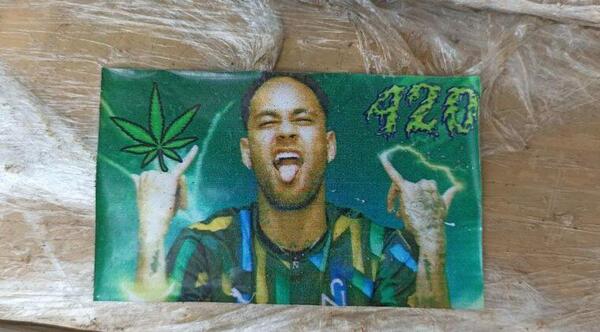 Paquetes de exportación de marihuana, decomisada con fotos de un jugador famoso – Prensa 5