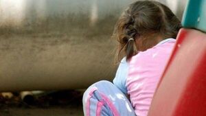 Dopaba, abusaba y torturaba con manguera a su hijastra