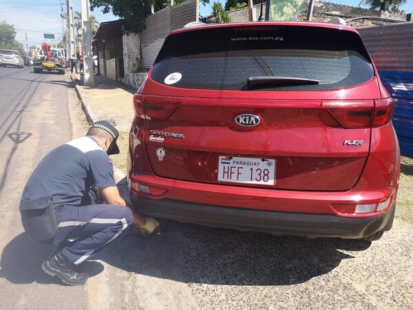 Diario HOY | VIDEO/ Airado contra los que estacionan en paseos y veredas: "Por culpa de estos monos de mierda..."