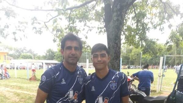 Papá e hijo cumplen el sueño de jugar juntos