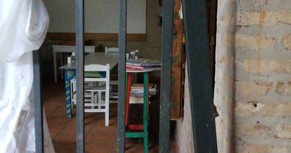 La Nación / Forzaron rejas y, por quinta vez, robaron a escuela de Areguá: “Cada pérdida es un bajón”