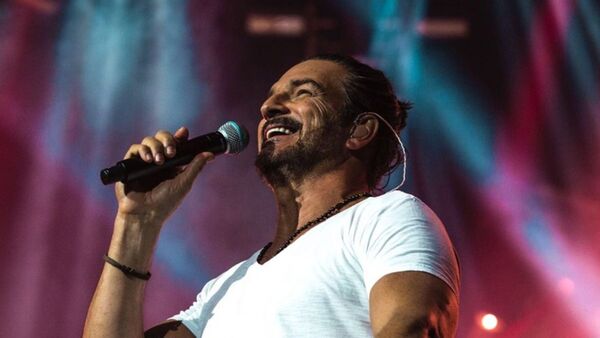 Arjona pidió a fanática paraguaya invitar al marido a su concierto