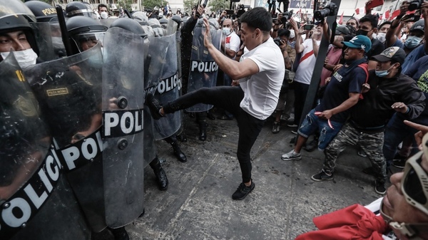 Violentos disturbios en Perú dejaron un muerto y varios policías heridos