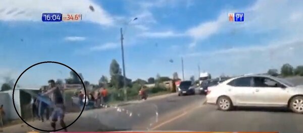 Turba ataca móvil de la Armada durante procedimiento en Vista Alegre | Noticias Paraguay