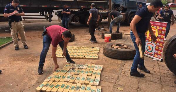 La Nación / Un tractocamión circulaba con 801 kilos de marihuana en sus ruedas