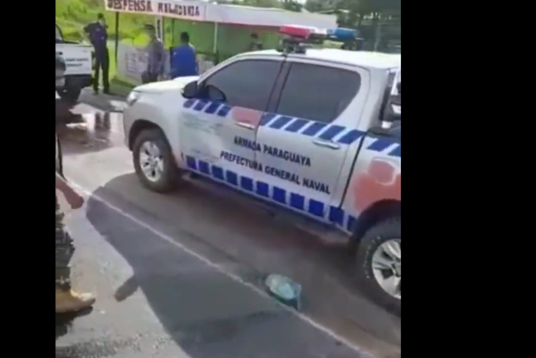 Supuestos contrabandistas de combustibles apedrearon móvil de la Armada Paraguaya