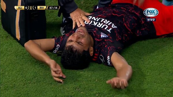 ¡Terrible! Robert Rojas sufrió una espeluznante lesión tras un patadón con mala intención