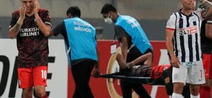 La brutal patada que fracturó a Robert Rojas - Fútbol - ABC Color